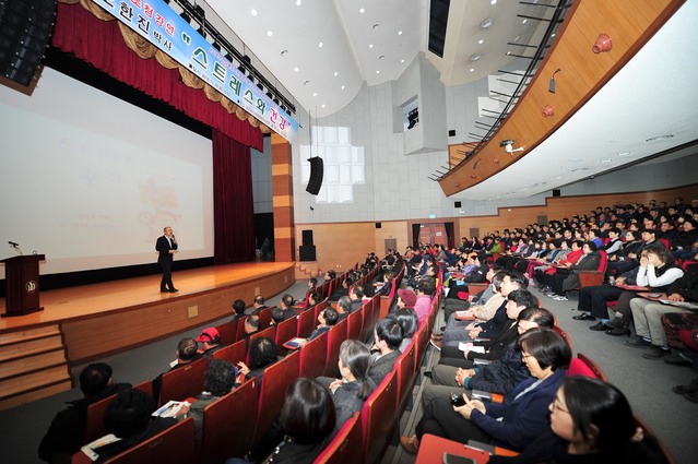 ▲ 오한진 의학박사가 20일 삼국유사교육문화회관 공연장에서 강연을 펼치고 있다.ⓒ군위군