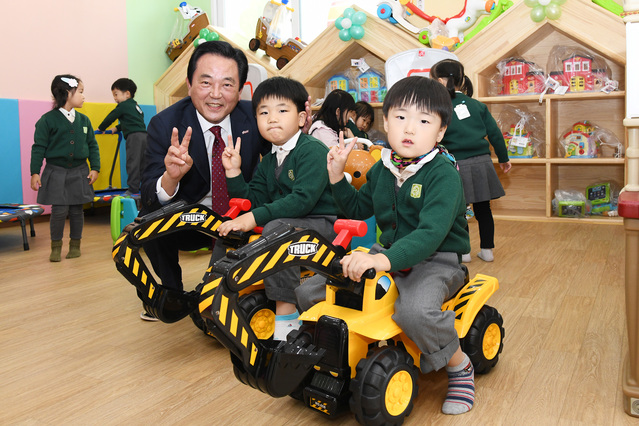 ▲ 20일 서재장난감도서관 개관식에서 김문오 군수가 어린이들과 기념촬영을 하고 있다.ⓒ달성군