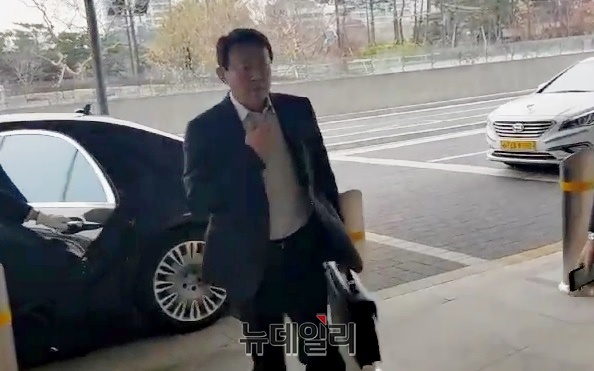 ▲ 신동빈 롯데 회장이 21일 오전 서울 송파 잠실 롯데월드타워로 출근하고 있다. ⓒ뉴데일리