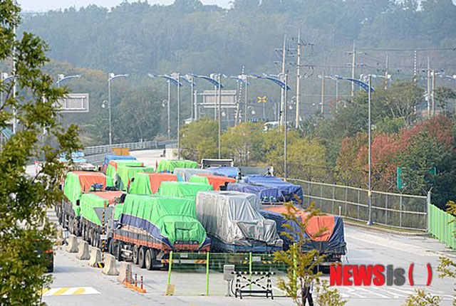 ▲ 2012년 10월 북민협과 민화협이 모은 밀가루 500톤을 실은 트럭들이 파주에서 북한으로 갈 준비를 하는 모습. ⓒ뉴시스. 무단전재 및 재배포 금지.