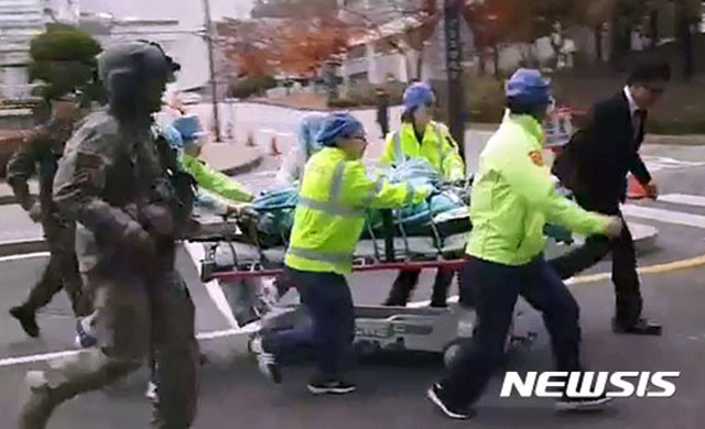 ▲ 2017년 11월 JSA에서 수원 아주대 병원까지 32분 만에 옮겨진 오청성 씨의 후송 모습. 당시 오 씨는 5곳에 총상을 입은 상태였다. ⓒ뉴시스. 무단전재 및 재배포 금지.