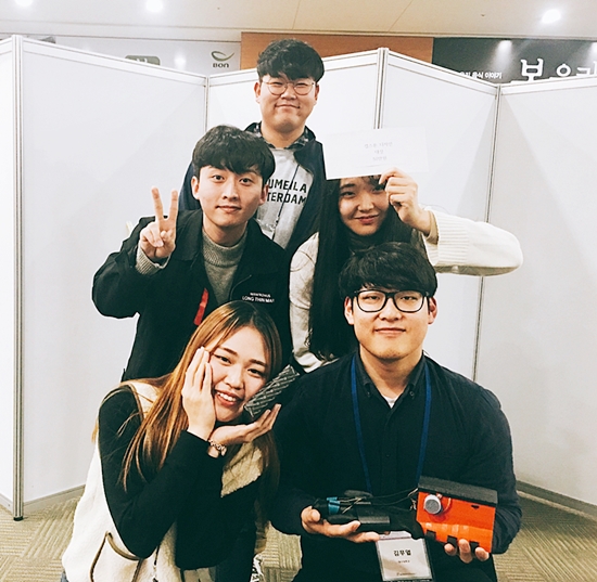 ▲ 한국재활복지공학회 학부생 논문 및 디자인 경연대회에서 대상을 수상한 대구대 재활공학과 학생들.ⓒ대구대