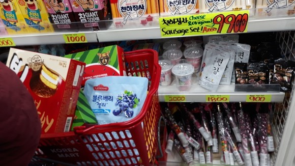 ▲ 명동의 한 식료품 가게를 찾은 외국인의 장바구니에 한국 과자가 담겨 있다.ⓒ뉴데일리 이나래