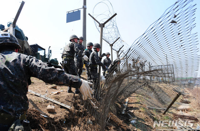 ▲ 해안경계용 철책을 제거하는 군 장병들. ⓒ뉴시스. 무단전재 및 재배포 금지.