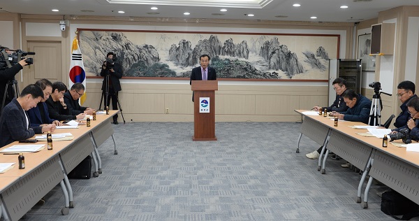 ▲ 김석중 음성군 행정복지국장이 21일 2층 상황실에서 내년도 예산안에 대한 브리핑을 하고 있다.ⓒ음성군