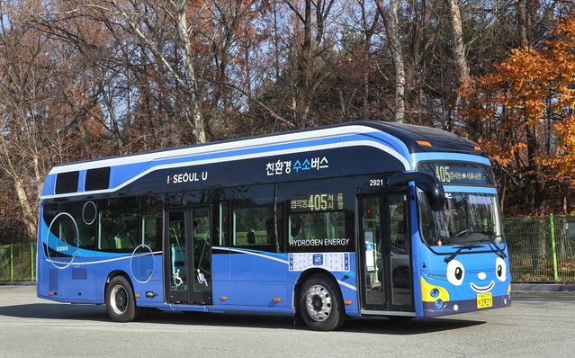 ▲ 21일부터 서울 염곡동에서 서울시청을 순환하는 왕복 총 43㎞ 구간을 달리는 405번 수소전기버스.ⓒ현대자동차