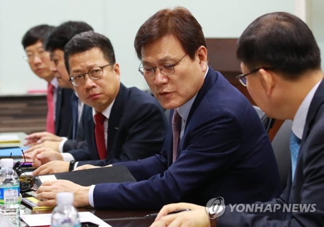 ▲ 최종구 금융위원장이 21일 오전 서울 마포구의 성장성 특례상장 1호 기업인 셀리버리 회의실에서 증권사 대표들과 자본시장 혁신 현장 간담회를 하며 참석자들과 논의하고 있다. ⓒ연합뉴스