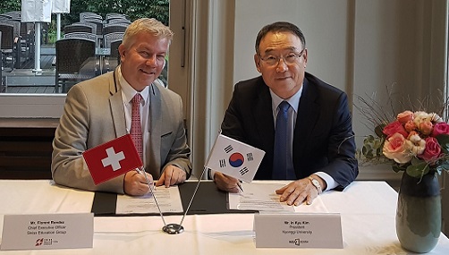 ▲ 지난 19일 스위스 몽트뢰에서 교류협력 협약을 체결한 플로랑 론데즈 스위스에듀케이션그룹 CEO(왼쪽), 김인규 경기대 총장이 기념촬영을 하고 있다. ⓒ경기대