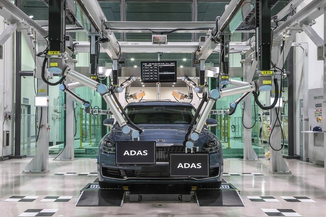 ▲ 현대∙기아자동차 생산기술개발센터에서 전장집중검사 시스템을 실제 차량에 테스트하고 있다.ⓒ현대자동차그룹