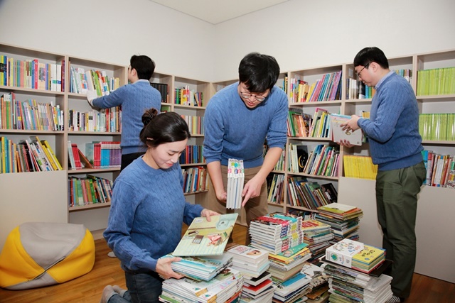 ▲ HDC현대산업개발 임직원이 용산 다문화가족지원센터에서 도서를 기증하고 있는 모습. ⓒHDC현대산업개발