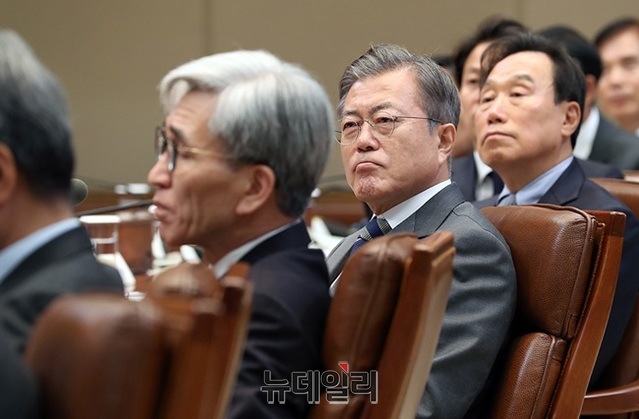 ▲ 문재인 대통령이 21일 국정과제협의회 위원들 및 대통령직속 자문기구 위원들과 만나 오찬을 가진 모습. ⓒ청와대