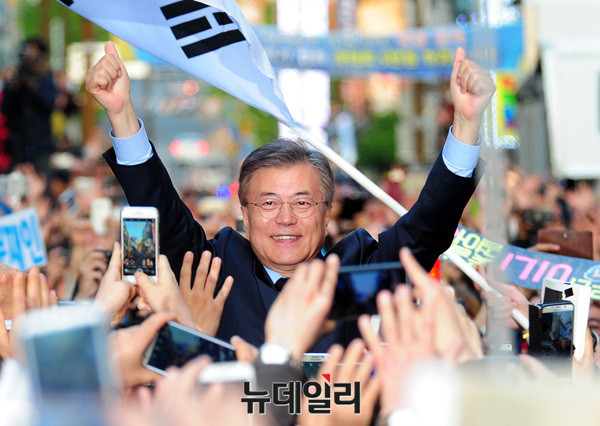 ▲ 문재인 대통령이 지난해 4월 부산 유세에 나선 모습. ⓒ공준표 기자