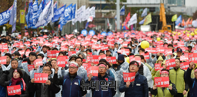 ▲ 전국민주노동조합총연맹은 21일 국회 앞에서 '총파업 결의대회'를 열었다. 이날 총파업은 전국 14개 지역에서 잇따라 진행됐다. 주최 측은 이날 총파업에 참여한 조합원을 16만명으로 추산했다. ⓒ뉴데일리 정상윤