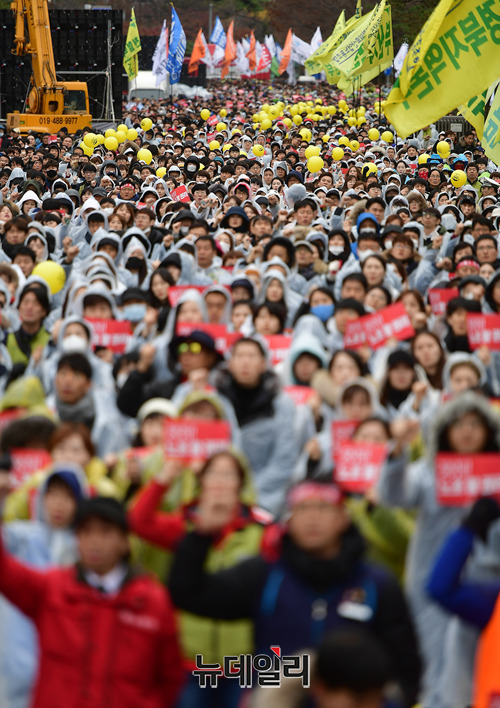 ▲ 이날 국회 앞에는 민노총 조합원 약 1만명이 집결했다. 경찰은 만일의 상황에 대비해 약 80개 중대를 국회 인근에 배치했다. ⓒ뉴데일리 정상윤