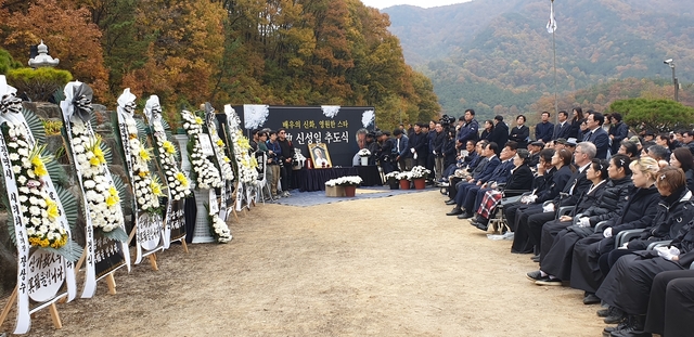 ▲ 지난 4일 별세한 한국영화계의 큰 별 고(故)신성일을 추모하는 영화제가 영천에서 26일부터 열릴 예정이다. 사진은 영천에서 열린 추도식 장면.ⓒ영천시