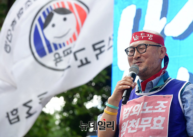 ▲ 조창익 전교조 위원장이 지난 7월 청와대 앞 인근 도로에서 열린 전교조 결의대회에서 발언하는 모습. ⓒ정상윤 기자