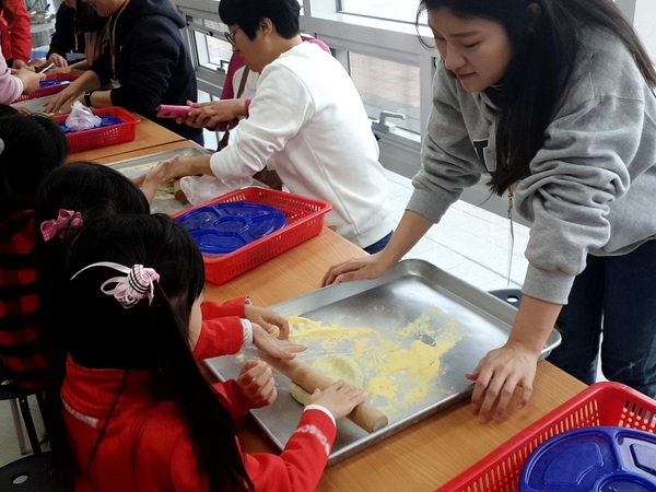 ▲ JT캐피탈은 지난 21일 인천 계양구 인천치즈스쿨에서 미혼모자 복지시설 애란원 소속 가정을 초청해 문화 체험 행사를 진행했다.ⓒJT캐피탈