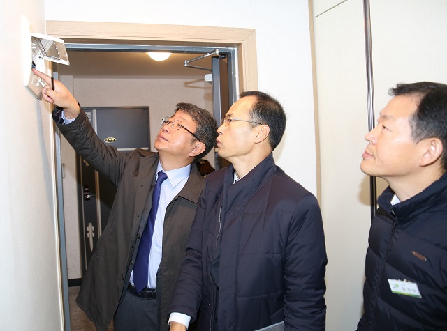 ▲ 박상우 LH 사장(왼쪽 첫번째)이 지난 21일 실시된 서울 신월동·목동 소재 매입임대주택 화재안전시설을 점검하고 있다.ⓒLH