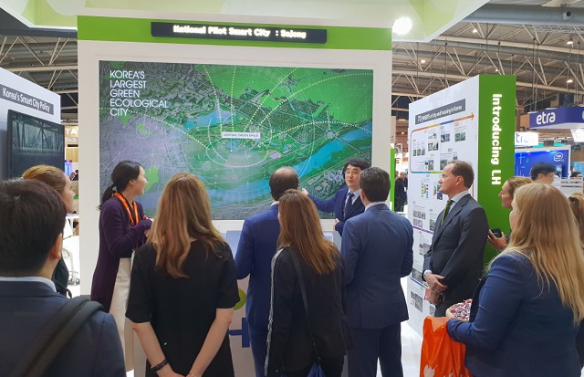 ▲ 신광호 LH 스마트도시개발처 부장이 ‘스마트시티 엑스포 월드 콩그레스 2018’ 방문객들에게 세종 스마트시티 국가시범도시를 설명하고 있다.ⓒLH