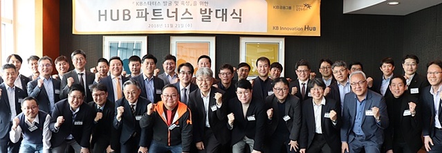 ▲ KB금융지주는 지난 21일 삼성역 소재 인터컨티넨털호텔 서울 코엑스에서 'KB Innovation HUB파트너스' 발대식에서 HUB파트너스 20개사에게 위촉장을 전달하고 기념촬영을 하고 있다. 첫줄 왼쪽 다섯번째와 여섯번째 디캠프 김홍일 센터장과 한동환 KB금융 상무. 첫줄 왼쪽 아홉번째 정유신 핀테크지원센터 이사장. ⓒKB금융지주