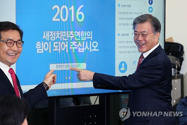 ▲ 문용식 더불어민주당 디지털위원장과 문재인 대통령. 문용식 위원장은 과거 '클럽박스'와 '피디박스'로 엄청난 돈을 벌었다. 업계에서는 양진호 회장의 '위디스크'와 '파일노리', 클루넷의 '짱파일', 문용식 대표의 '클럽박스'와 '피디박스'가 국내 최대의 웹하드-P2P업체라고 설명했다. ⓒ뉴시스. 무단전재 및 재배포 금지.