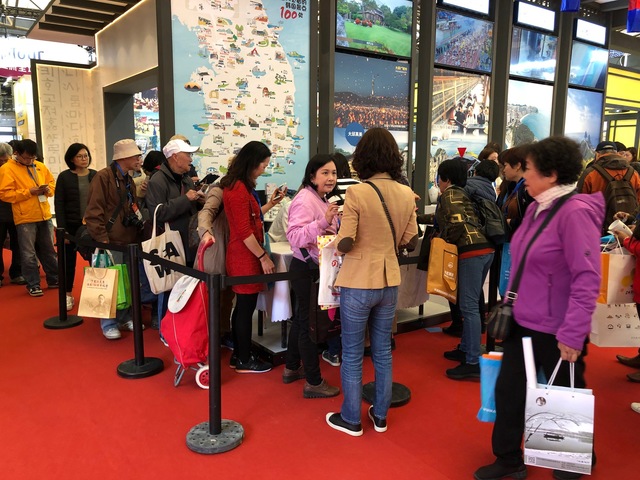 ▲ 달성군은 지난 16일부터 18일까지 상하이에서 열린 박람회에서 송해공원, 사문진주막촌, 대견사, 마비정 벽화마을 등 주요 관광지와 100대 피아노 콘서트, 비슬산참꽃문화제, 강정 대구현대미술제 등을 적극 알려 방문객들의 관심을 이끌어냈다.ⓒ달성군