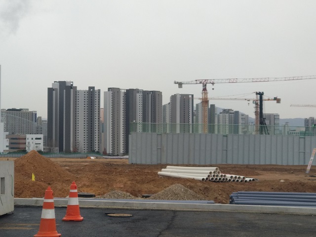 ▲ 위례신도시 '신혼희망타운'이 들어서는 입지에서 바라본 위례신도시 아파트 공사현장.ⓒ송학주 기자