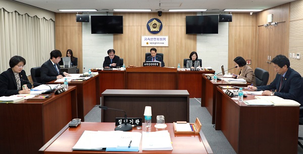 ▲ 세종시의회 교육안전위원회가 22일 교육청 추경예산안 심사 전 교육감이 제출한 ‘2018년 공유재산 관리계획 변경안’을 심의하고 있다.ⓒ세종시의회