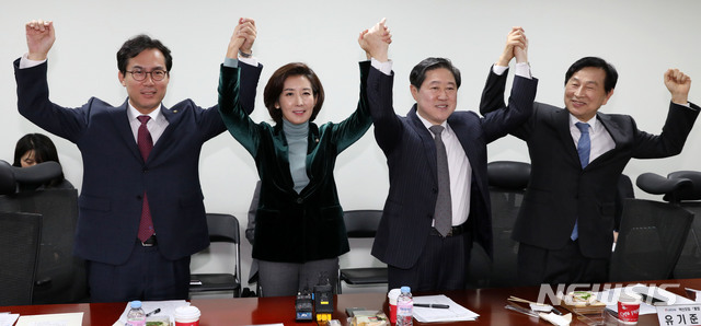 ▲ 22일 오전 서울 여의도 국회 의원회관 제4간담회실에서 열린 자유한국당 원내대표 후보 초청 관련 혁신모임 '통합·전진' 10차 회의에서 김영우(왼쪽부터), 나경원, 유기준, 유재중 원내대표 후보가 손을 맞잡고 포즈를 취하고 있다. ⓒ뉴시스 사진 DB