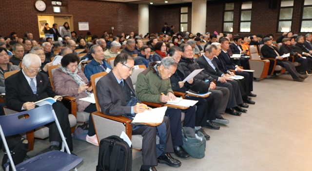 ▲ 이날 김상기 매헌연구원장(충남대학교 국사학과 교수)는 윤봉길의 수학 과정을 ▲서당 입문 ▲오치서숙에서 수학 ▲신학문 수학 등 3단계로 나누어 설명했다. 참석자들은 펜과 노트로 강의를 받아적으며 경청했다. / 사진=매헌윤봉길의사기념관ⓒ
