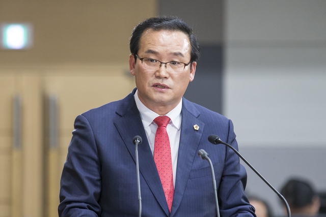 ▲ 경북 영양군에 조성되다가 2년여 동안 지지부진한 산채클러스터 조성이 속도를 낼 전망이다. 사진은 이종열 의원이 22일 도정질문을 통해 산채클러스터의 조속한 추진을 촉구하고 있다.ⓒ경북도의회