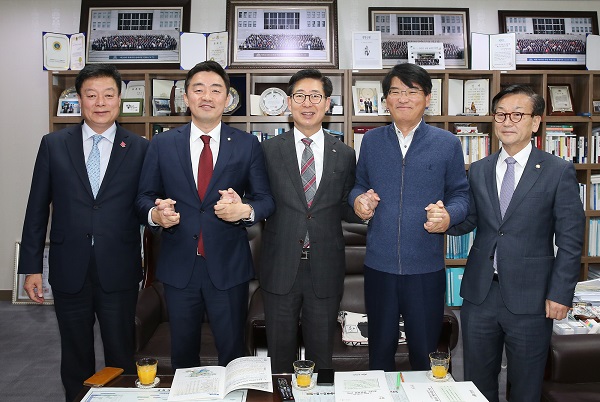 ▲ (사진 왼쪽부터) 이규희 국회의원(천안 갑), 강훈식 국회의원(아산 을), 양승조 충남도지사, 박완주 국회의원(천안 을), 윤일규 국회의원(천안 병)).ⓒ충남도