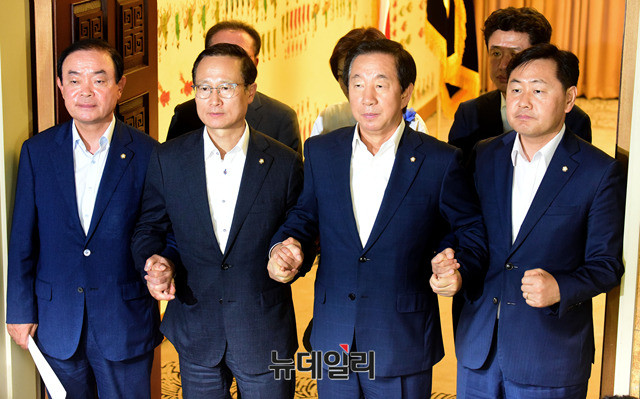 ▲ 교섭단체 회동을 마치고 나온 여야 4당 원내대표. ⓒ뉴데일리 이종현 기자