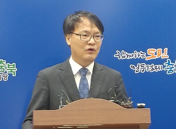 ▲ 22일 충북도 이창희 균형건설국장이 KTX오송역 인근 고속열차 운행 중단 사고와 관련한 충북도의 입장을 밝히고 있다.ⓒ충북도