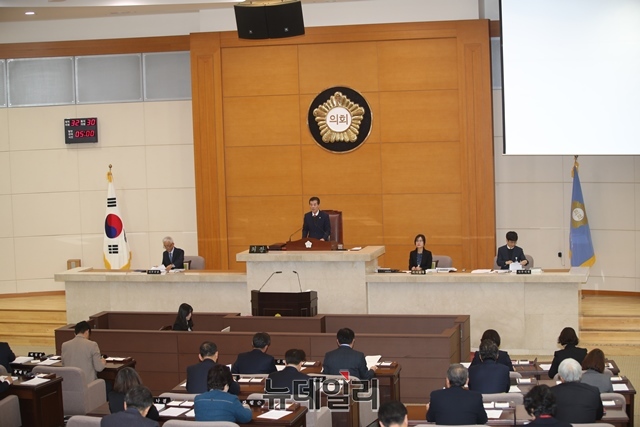 ▲ 서재원 포항시의회의장이 제255회 임시회 폐회를 선언하고 있다.ⓒ뉴데일리