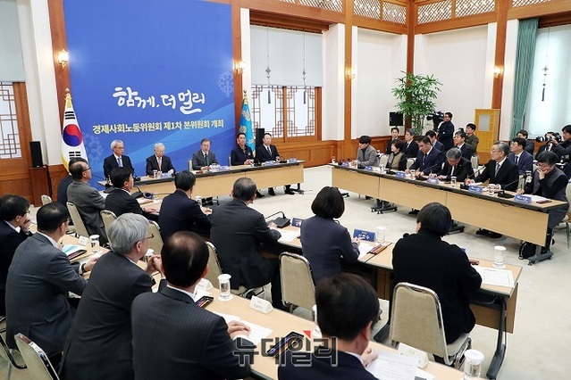 ▲ 대통령직속 경제사회노동위원회 제1차 회의가 22일 청와대 충무실에서 열린 모습. ⓒ청와대