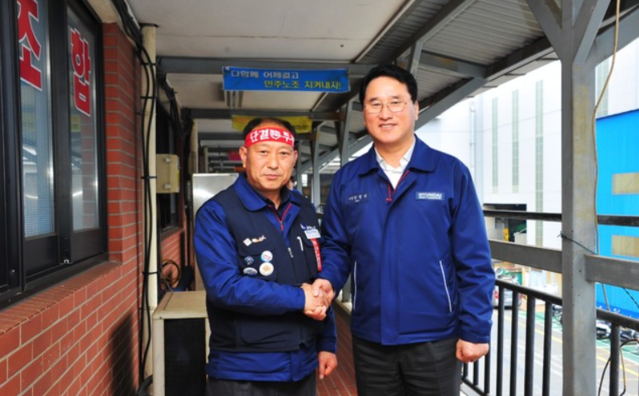 ▲ 한영석 현대중공업 사장(오른쪽)과 박근태 지부장이 지난 7일 울산 지부 사무실에서 악수하고 있다. ⓒ현대중공업