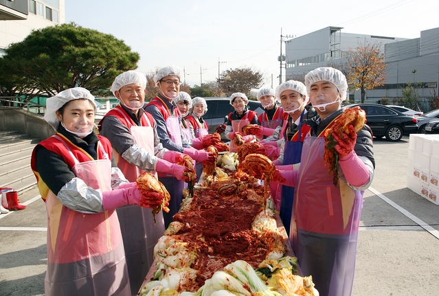 ▲ 경북우정청이 21일 동구노인복지관에서 ‘사랑의 김장 나누기’행사를 가졌다.ⓒ경북우정청