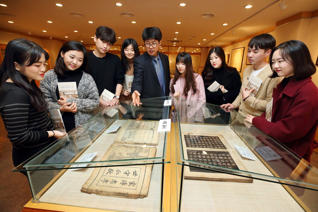 ▲ 계명대 동산도서관에서 세종 즉위 600주년 기념 특별전이 열려 고문헌 사서가 관람객들에게 설명을 하고 있다.ⓒ계명대