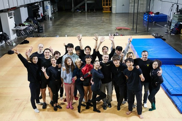 ▲ 지난 22일 서울거리예술창작센터에서 국내 서커스 예술가와 태양의 서커스 쿠자 공연팀이 워크숍을 가졌다.ⓒ서울문화재단