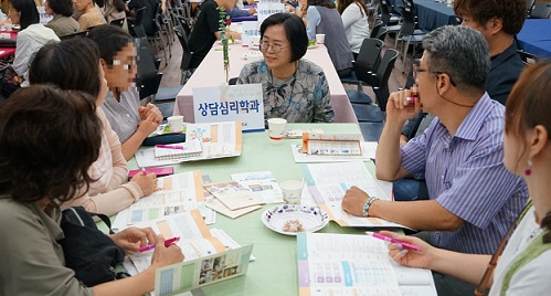 ▲ 원광디지털대 입학설명회에서 학교 관계자와 예비 입학생들이 대화를 나누고 있다. ⓒ원디대