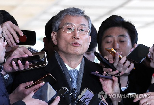 ▲ 고영한 전 대법관이 23일 피의자 신분으로 검찰에 출석했다. ⓒ연합뉴스