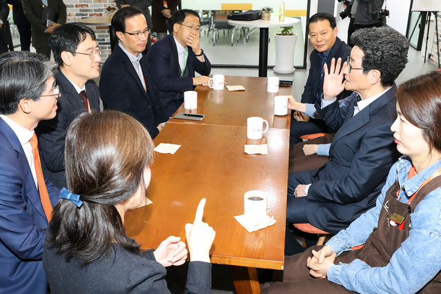 ▲ 이목희 대통령 직속 일자리위원회 부위원장(오른쪽 가운데)이 23일 오전 서울 강서구 김포국제공항 제주항공 라운지에 마련된 자회사형 장애인표준사업장 '모두락'을 방문해 이석주 제주항공 대표이사(왼쪽가운데)와 모두락 근무자 등과 사업장 운영 현황에 대해 이야기를 나누고 있다ⓒ제주항공