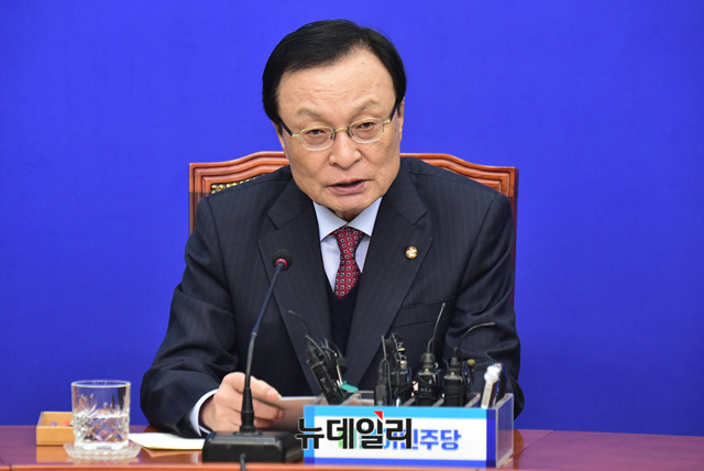 ▲ 23일 오전 국회에서 기자간담회를 갖는 더불어민주당 이해찬 대표. ⓒ뉴데일리 이종현 기자