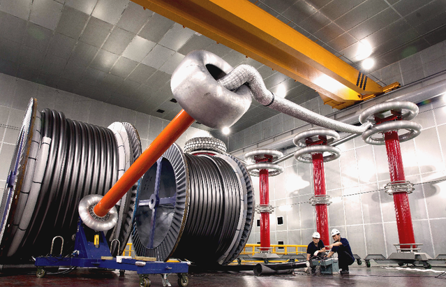 ▲ LS전선 직원들이 500kV HVDC 케이블 제품의 성능을 테스트 하고 있다. ⓒ LS전선
