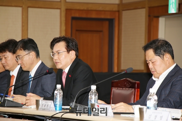 ▲ 예산정책간담회에서 발언하고 있는 이상길 행정부시장.(사진 왼쪽에서 세번째)ⓒ뉴데일리