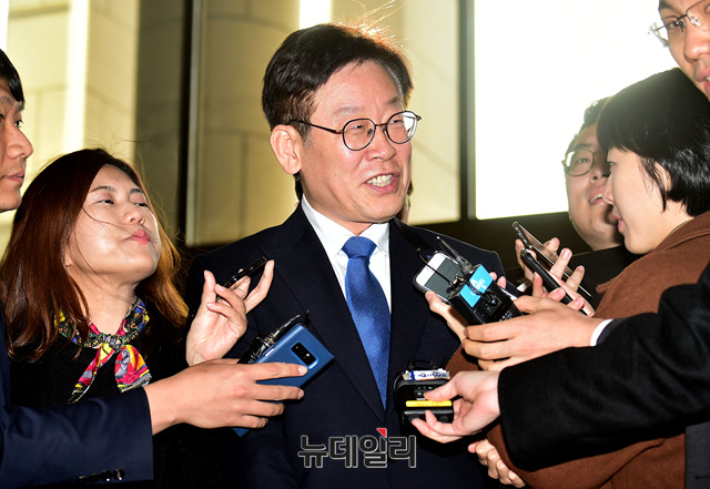 ▲ 이재명 경기도지사가 20일 오후 국회 도서관에서 열린 2018 국회 철도정책세미나에 참석하며 취재진 질문을 받고 있다. ⓒ뉴데일리 이종현