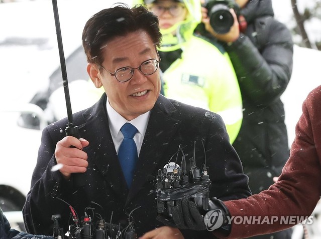 ▲ 이재명 경기도지사가 친형 강제입원, 검사 사칭, 대장동 개발 관련 허위사실 공표 등 그동안 제기된 의혹과 관련 피의자 신분으로 조사를 받기 위해 24일 오전 경기도 성남시 수원지검 성남지청으로 출석하고 있다.ⓒ 연합뉴스