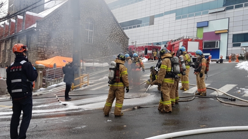 ▲ 24일 오전 서울 서대문구 KT 아현빌딩에서 소방대원들이 화재진압 작업을 벌이고 있는 모습. ⓒ연합뉴스