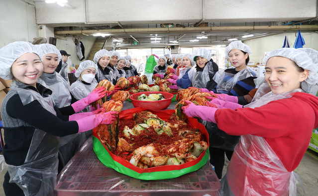 ▲ 현대상선 임직원들이 23일 서울 강서구 외발산동에 위치한 수협직판장에서 어려운 이웃들에게 전달할 김장 김치를 담그고 있다. ⓒ현대상선